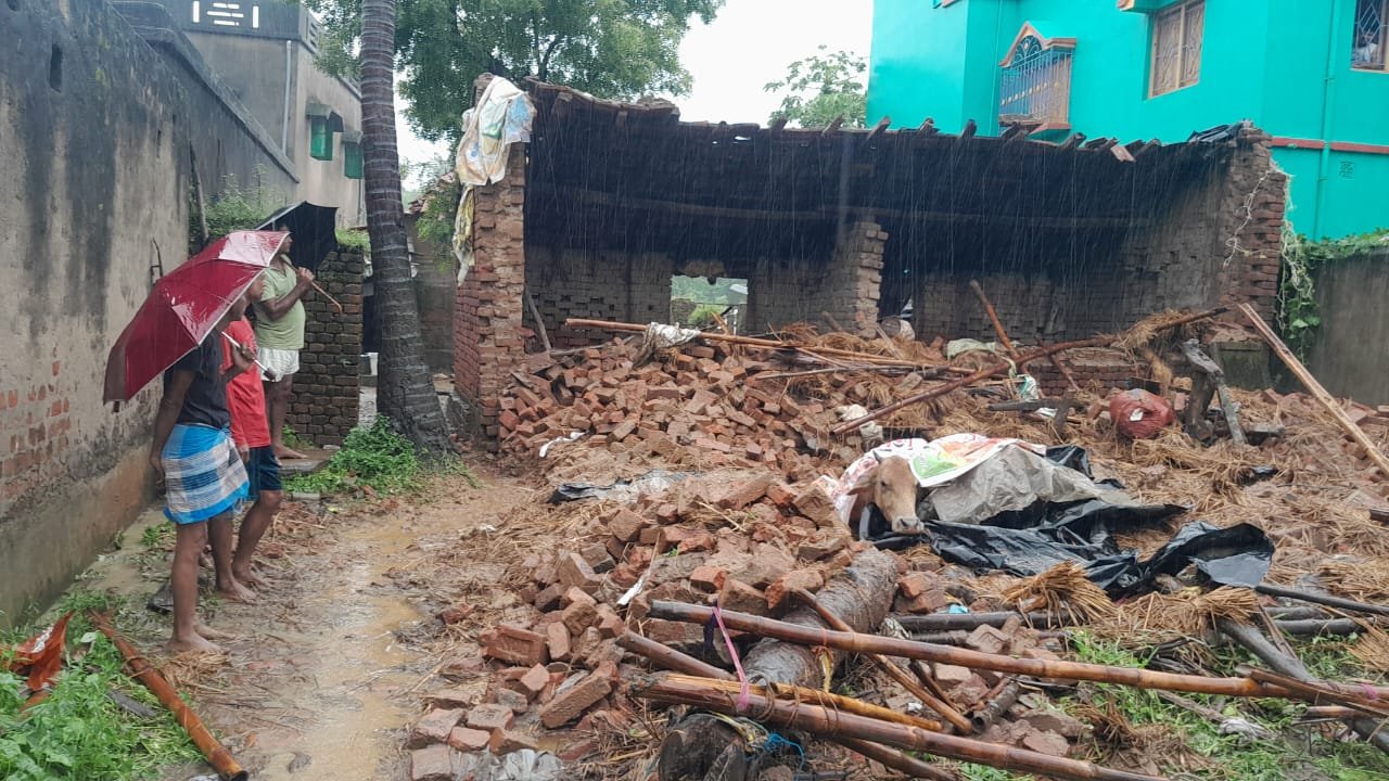 গোয়াল ঘর ভেঙে পড়ে দেওয়াল চাপা পড়ে মৃত এক।