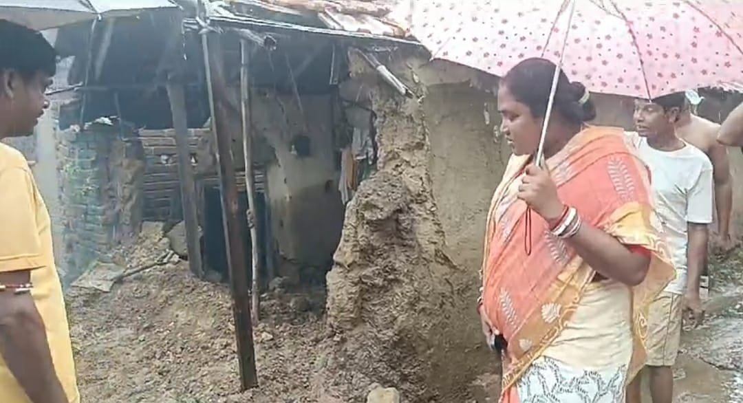 তিনদিন ধরে আসানসোল শিল্পাঞ্চল জুড়ে অঝোরে বৃষ্টি / পুর ও ব্লক এলাকায় ভেঙে পড়েছে একাধিক কাঁচা বাড়ি, পুনর্বাসনের ব্যবস্থা