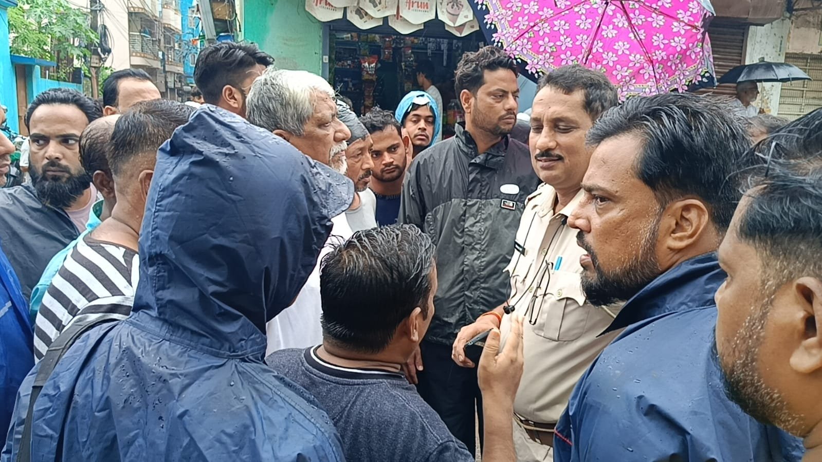তিনদিন ধরে মিলছে না পানীয়জল / আসানসোলে রাস্তা অবরোধ করে বিক্ষোভ বাসিন্দাদের