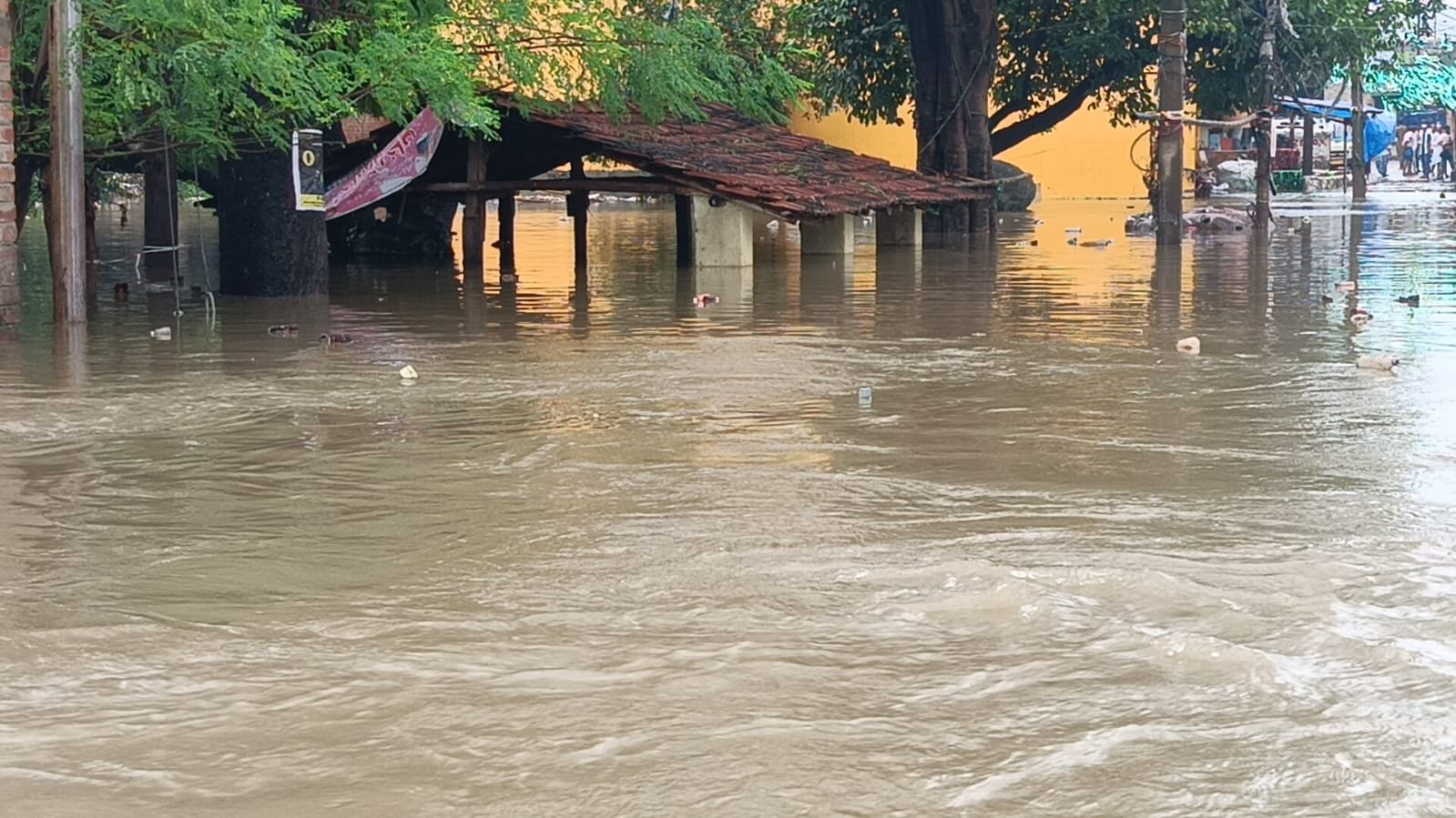 लगातार हो रही बारिश के कारण रेल पार का इलाका बारिश की पानी में डूब गया है