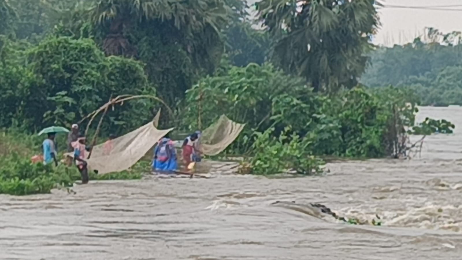 রেলপারের বিস্তৃন এলাকা জলমগ্ন, বন্যার পরিস্থিতি।