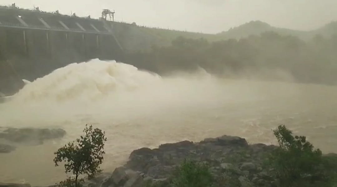 দামোদর সংলগ্ন এলাকায় অতি ভারী বৃষ্টি / মাইথন ও পাঞ্চেত থেকে জল ছাড়ার পরিমাণ বাড়ালো ডিভিসি