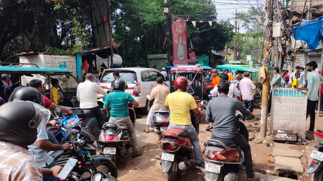 পানীয়জলের সমস্যা / আবারও আসানসোলে রাস্তা অবরোধ ও বিক্ষোভ মহিলাদের
