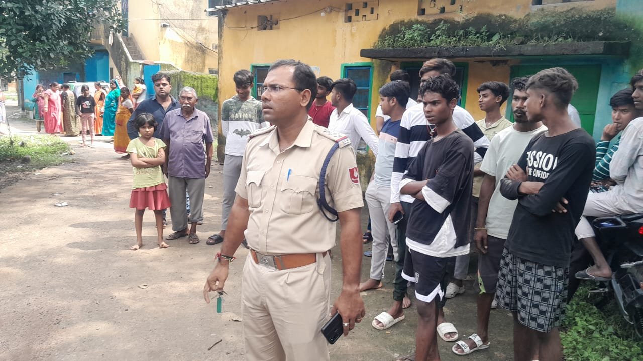 বারাবনিতে চাঞ্চল্য / রাতের অন্ধকারে / তালা ভেঙে ছয়টি ইসিএলের আবাসন দখল / খালি করলো নিরাপত্তা রক্ষীরা