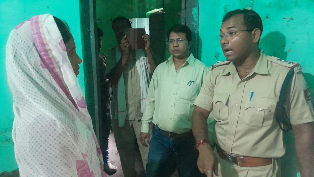 Ecl के चरणपुर कोलियरी के आवासों पर अवैध कब्ज़ा मुक्त कर ने आए कोलियरी के सिक्योरिटी ऑफिसर और कोलियरी प्रबंधन की एक टीम इन आवासों में पहुंचे