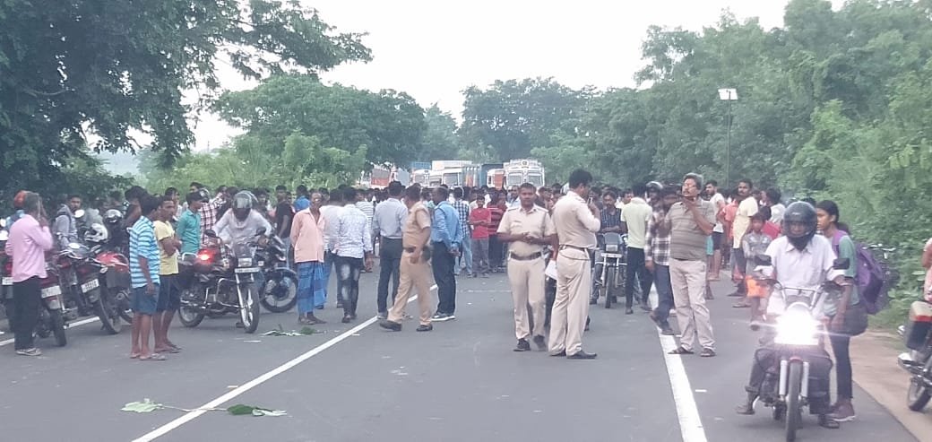 ছোট গাড়ির সাথে বাইকের মুখোমুখি সংঘর্ষের ঘটনায় মৃত্যু হল এক বাইক আরোহীর।