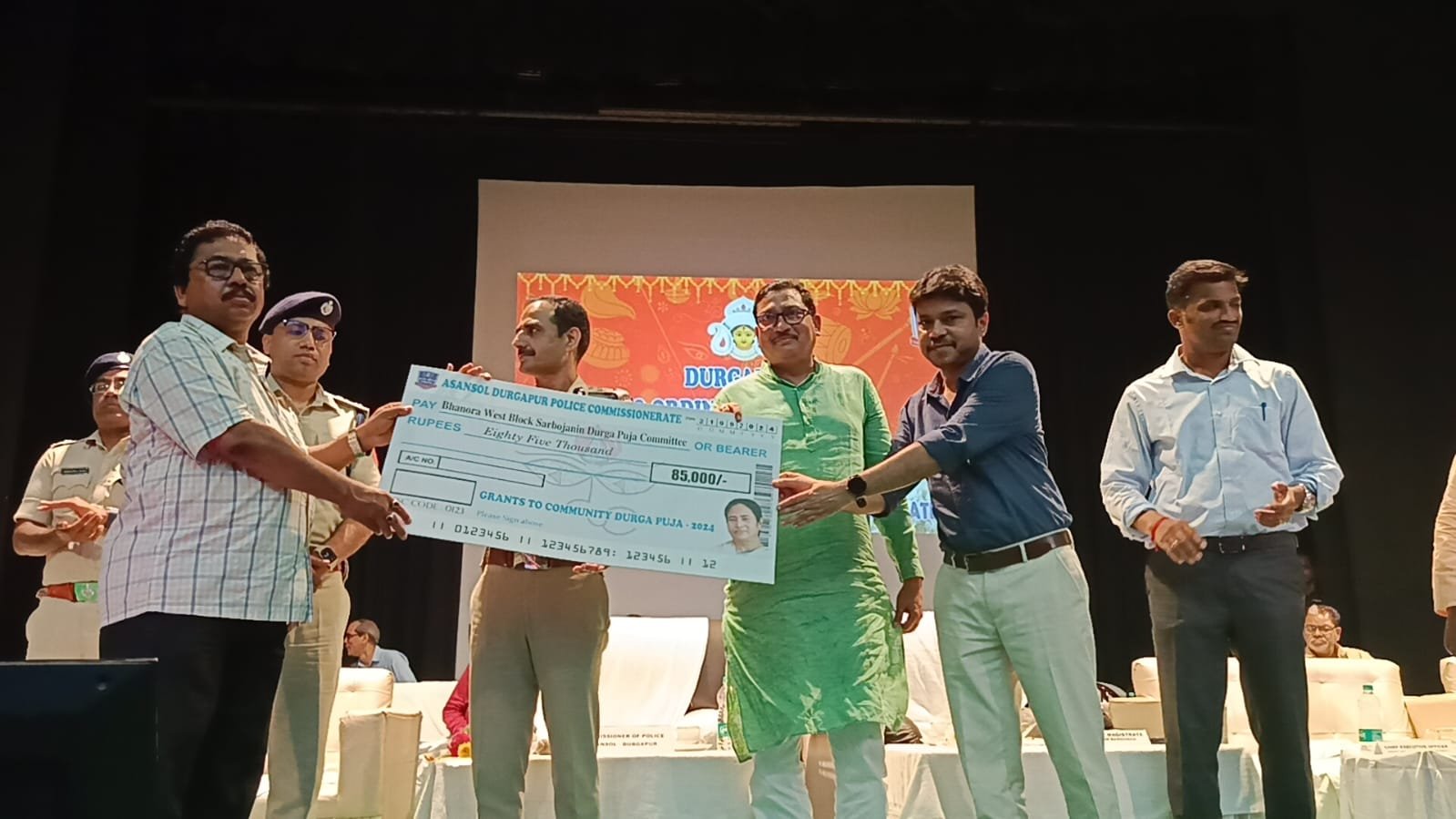 আর জি কর ঘটনার মধ্যে দূর্গাপূজার অনুদান বিতরণ আসানসোলে।