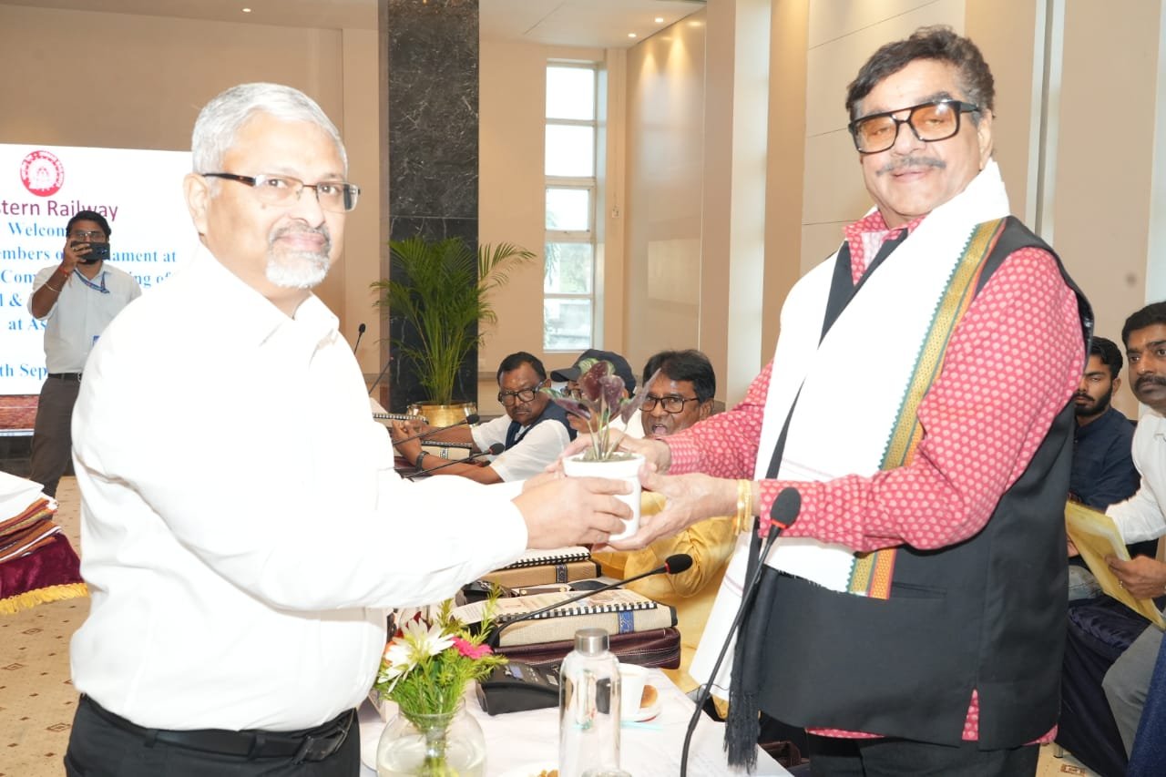 আসানসোলে পূর্ব রেলওয়ের জেনারেল ম্যানেজার বিভিন্ন বিষয় নিয়ে আসানসোল এবং মালদার সাংসদ ও ডিআরএম দের নিয়ে বৈঠক করলেন।