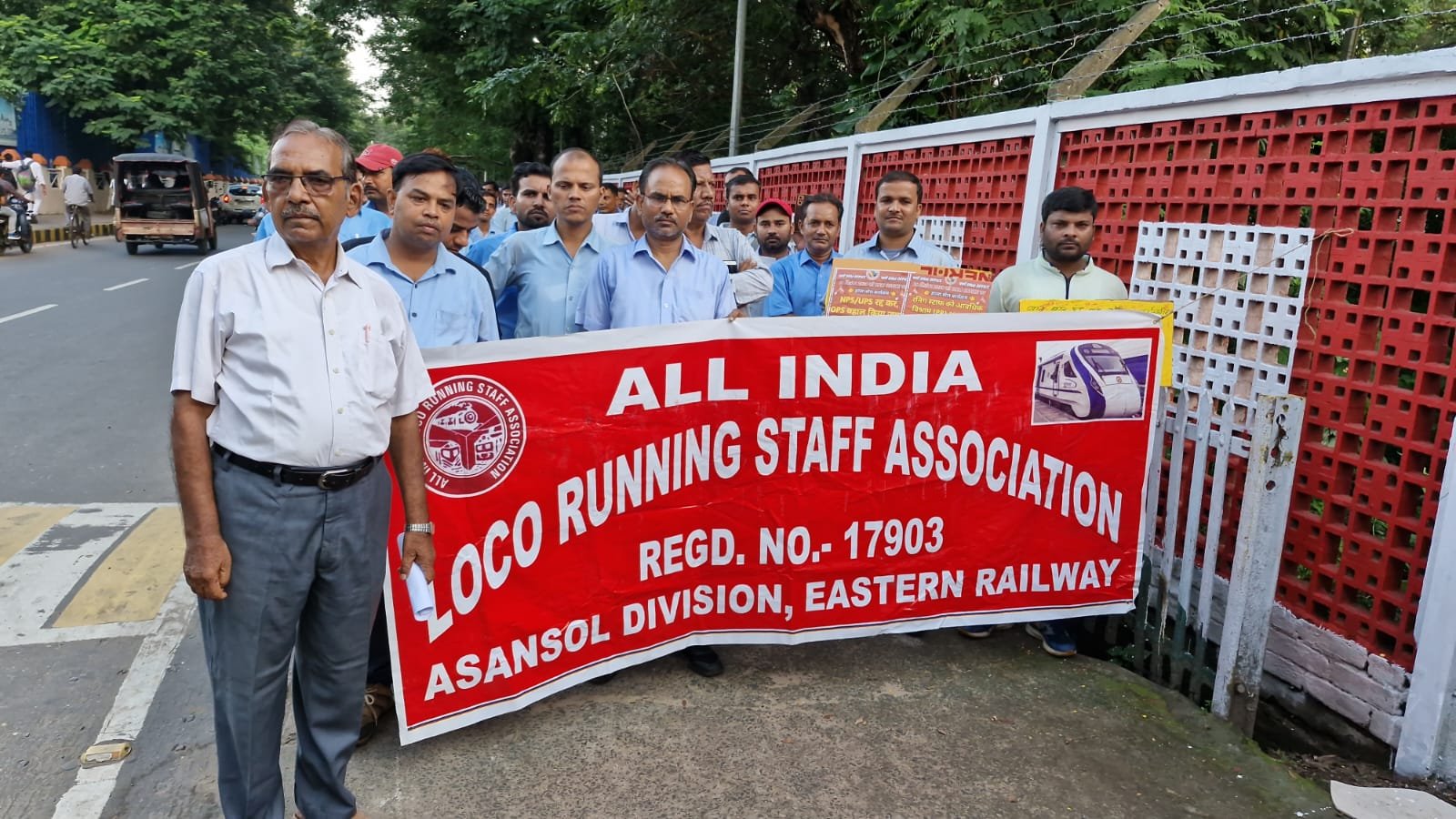 ऑल इंडिया लोगो रनिंग स्टाफ एसोसिएशन की तरफ से आज आसनसोल रेलवे डिवीजन के डीआरएम कार्यालय के सामने 6 सूत्री मांगों के समर्थन में विरोध प्रदर्शन किया