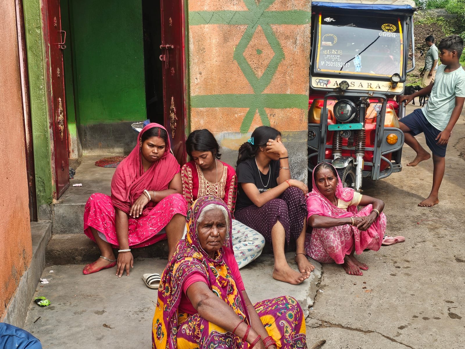 आसनसोल नगर निगम के 38 नंबर वार्ड इलाके में कल रात आसमानी बिजली गिरने से दीपक पासवान नामक एक युवक की मौत हो गई