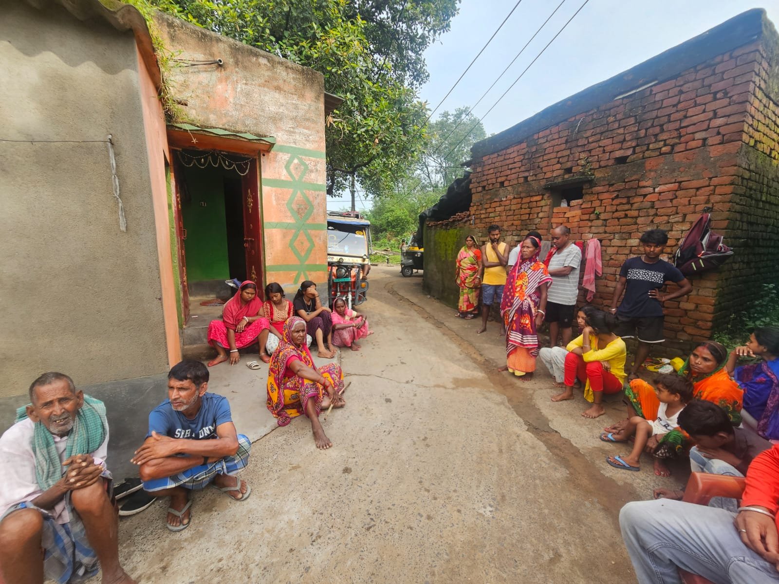 সোমবার রাত্রে বৃষ্টির মধ্যে মাঠে পায়খানা করতে গেলে হঠাৎ বাজ পড়ে মারা যায় ২১ বছরের দীপক