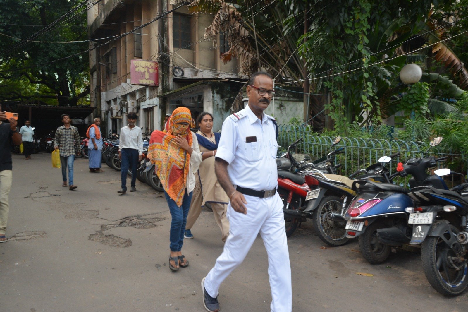 दक्षिण थाना पुलिस ने घटना की जांच कर युवती को कोलकाता से बचाया है। युवती को मंगलवार को आसनसोल कोर्ट में पेश किया