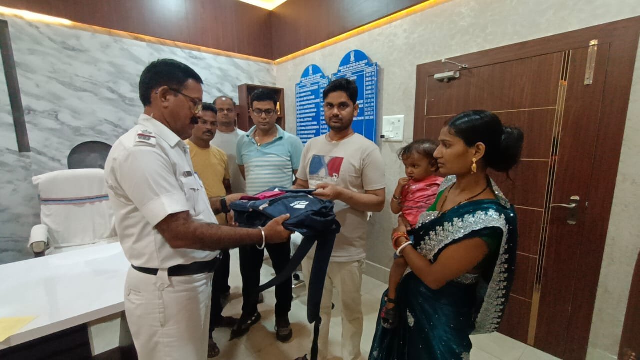 আসানসোলের হিরাপুর থানার পুলিশের তৎপরতা / ঘন্টা দেড়েকের মধ্যেই উদ্ধার খোয়া যাওয়া ১ লক্ষ টাকার সোনার গয়না সহ ব্যাগ