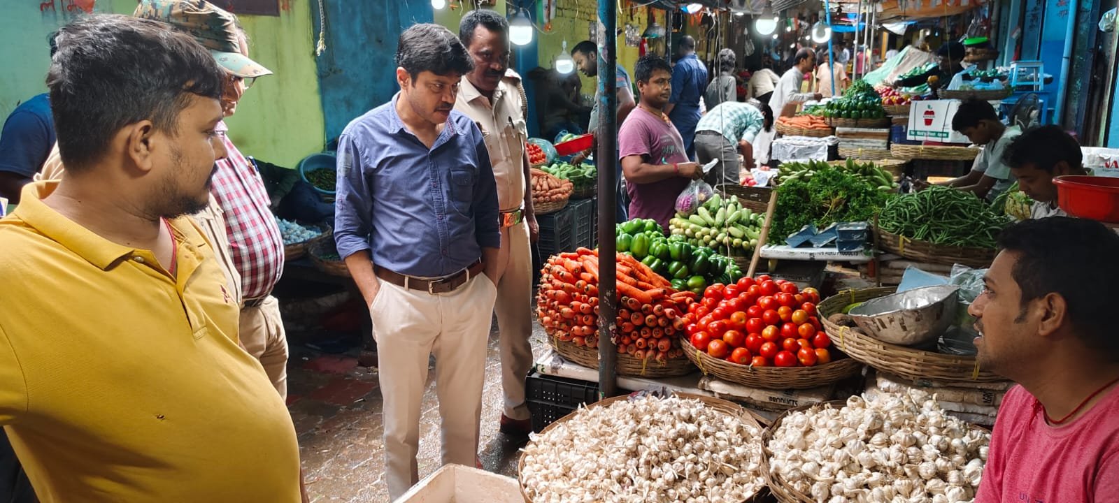 পেঁয়াজ, রসুন ও টমেটোর দাম আকাশছোঁয়া / আসানসোলের সবজি বাজারে হানা মহকুমাশাসকের