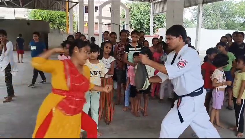 अब संजय राय जैसे मंचलों को सबक सिखाएंगी बंगाल की माँ और बेटियां सिख रही हैं जुडो कराटे का गुर
