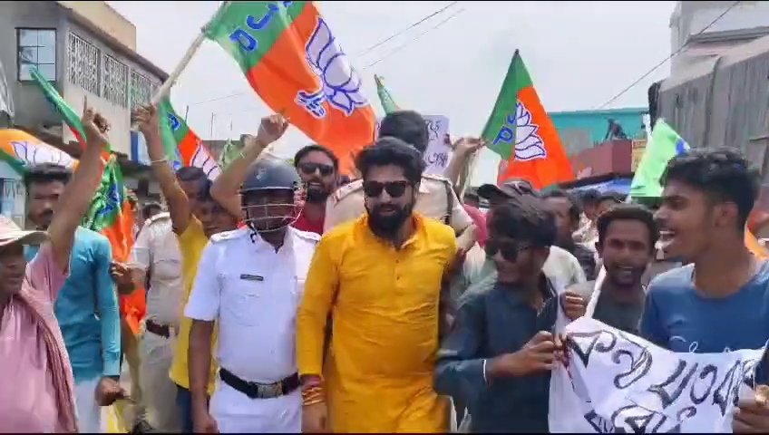 बाराबनी विधानसभा के नुनी मोड पर BJP की तरफ से चक्का जाम किया गया और टायर जलाकर BJP कार्यकर्ताओं द्वारा विरोध प्रदर्शन