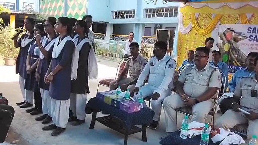 उखड़ा आदर्श हिंदी हाई स्कूल में ट्राफिक सुरक्षा पर जागरूकता शिविर।