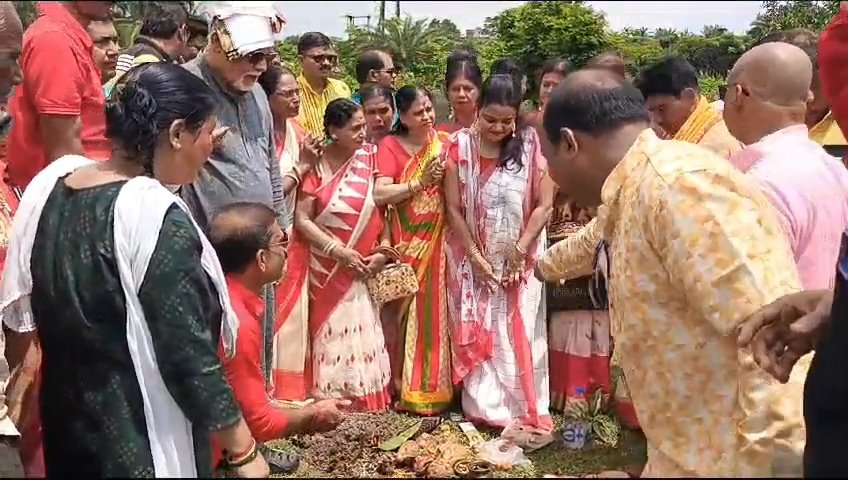 দুর্গাপুজো শুধু নয় , দুর্গাপুরের শ্যামা পুজোও নজর কাড়ে । শ্যামা পুজো নিয়ে মেতে ওঠে দুর্গাপুর প্রতি বছর
