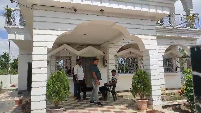 দূর্গাপুরে ১ কোটি ১ লক্ষ টাকা ছিনতাইয়ের ঘটনা / সূত্র পেতে রুপনারায়নপুরে দুটি বাড়িতে পুলিশের তল্লাশি / আগ্নেয়াস্ত্র, টাকা, গাড়ি উদ্ধার