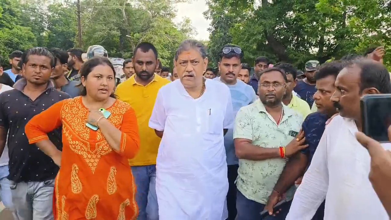 ক্ষতিপূরণের দাবিতে দুই রাজনৈতিক দলের কারখানার গেটে বিক্ষোভ।
