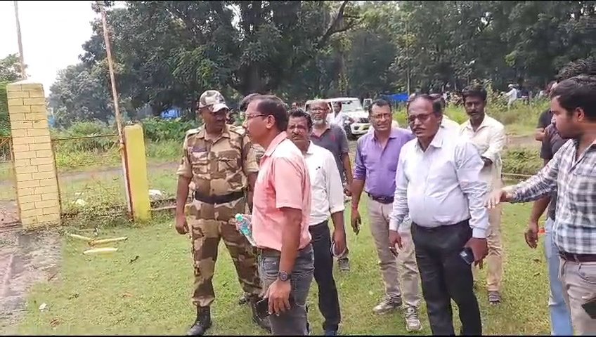 (डीएसपी) की जमीन पर अतिक्रमण कर बनाए गए अवैध निर्माण को विरोध के बीच गुरुवार को डीएसपी अधिकारियों ने ध्वस्त कर दिया।