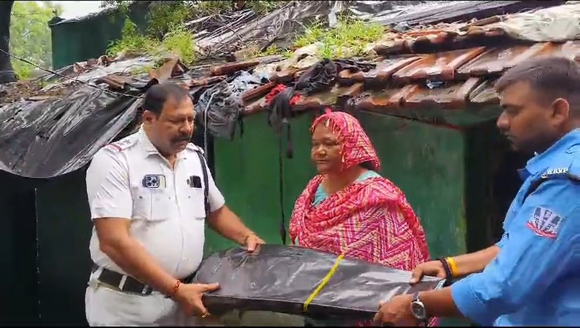 बनबाहल पुलिस ने बारिश सें बचने के लिये लोगों को घर घर जाकर त्रिपाल दिय