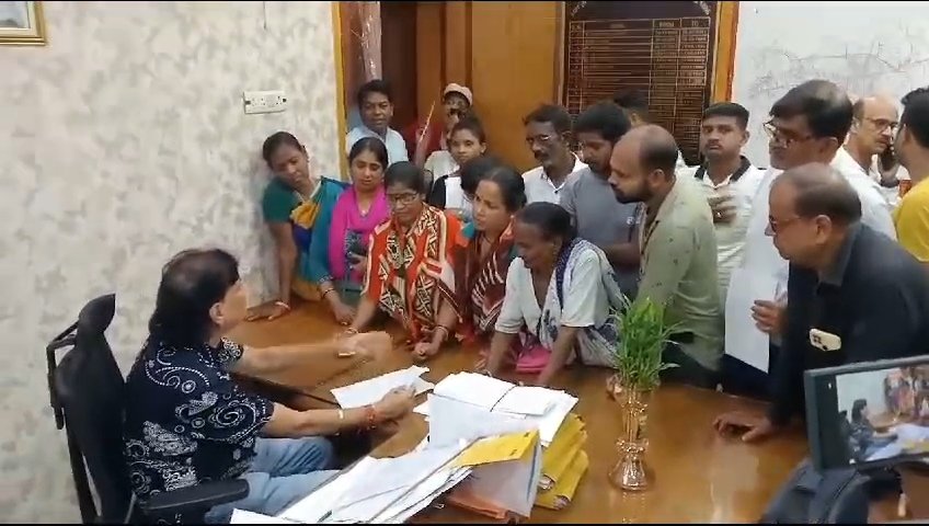 পাণীয় জলের সমস্যা নিয়ে মেয়রের কাছে ৩১ নং ওয়ার্ডের বাসিন্দারা।