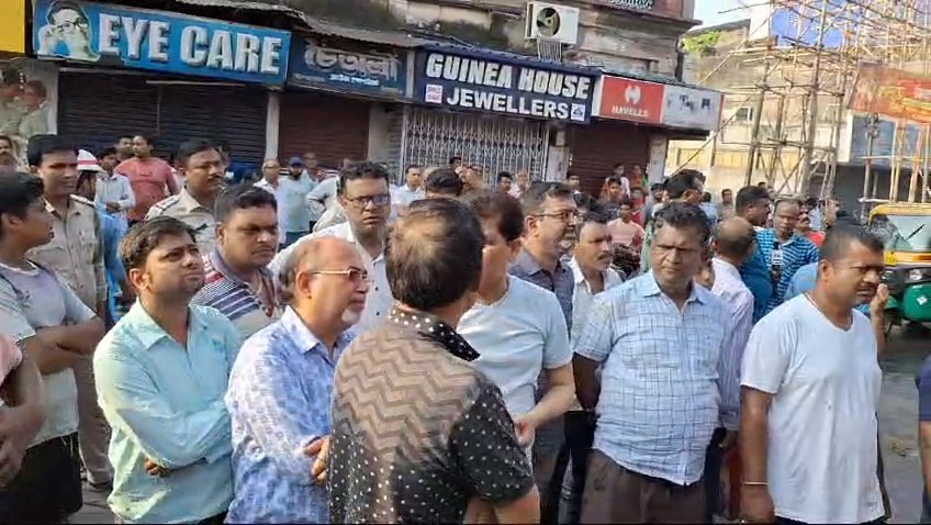 দুর্গাপুর স্টেশন বাজারে কাপড়ের দোকানে আগুন, ক্ষতি লক্ষাধিক টাকা। দমকল পৌঁছতে দেরি করেছে