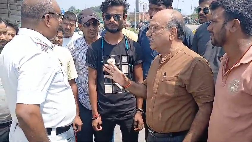 বাংলা ঝাড়খণ্ড সীমানা সিল , আটকে শয়ে শয়ে গাড়ি , আসানসোলের চেকপোস্টে কুলটির বিজেপি বিধায়ক , পুলিশের সঙ্গে বচসা