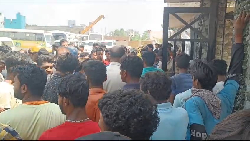 জামুড়িয়ায় বেসরকারি কারখানায় ক্ষতিপূরণের দাবিতে বিক্ষোভ / নিরাপত্তা রক্ষীদের বিরুদ্ধে গাড়ি থেকে ধাক্কা মারার অভিযোগ / পথ দূর্ঘটনায় রহস্যজনক মৃত্যু কর্মীর