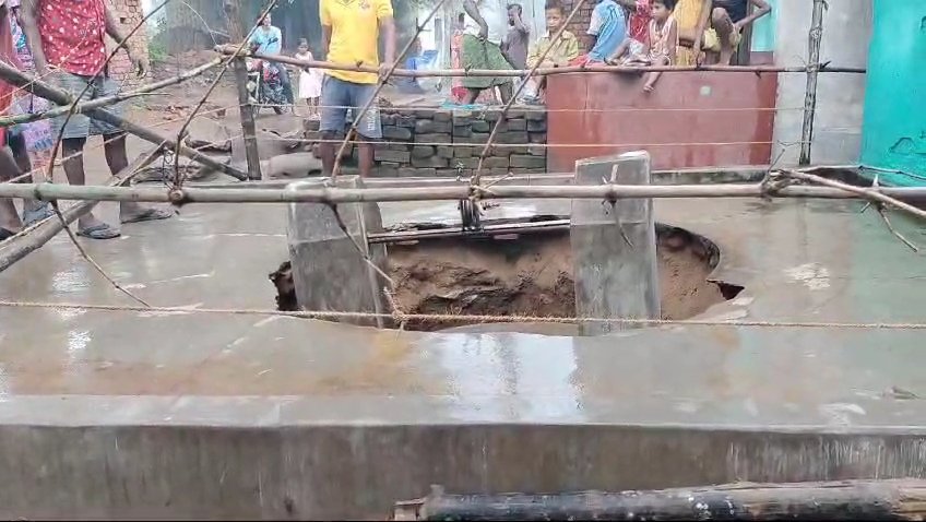 मुकुंदपुर में बारिश के कारण पुरा कुआं ढह गया।