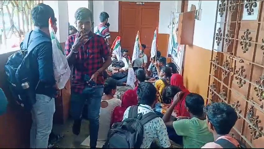 रानीगंज के TDB कॉलेज, रानीगंज में वाणिज्य प्रथम वर्ष में दाखिला लेने वाली एक लड़की के कॉलेज में दाखिला दिलाने के नाम पर उससे पैसे की मांग की और उसे अकेले ले पाकर कॉलेज परिसर में उसके साथ छेड़छाड़ करने का आरोप
