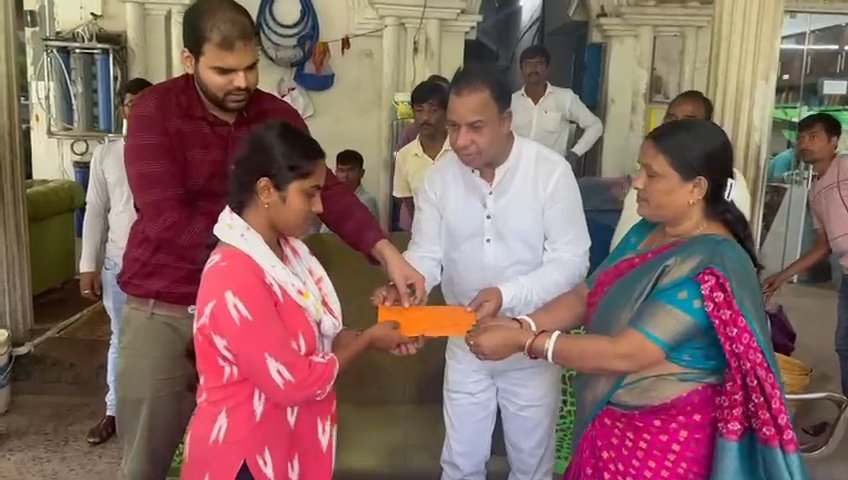 দুস্থ মেধাবী ছাত্রীথ পাশে দাঁড়ালেন আউশগ্রাম ২ ব্লক তৃণমূল সভাপতি আব্দুল লালন।