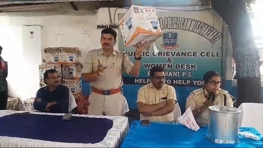 বারাবনিতে বিডিও ও পুলিশ প্রশাসন থেকে ধোঁয়া বিহীন উনুন বিতরণ।