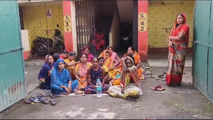 मुआवजा ना मिलने पर धरने पर बैठी मृतक की पत्नी आम के पेड से गिर कर पति की मौत हुई थी।