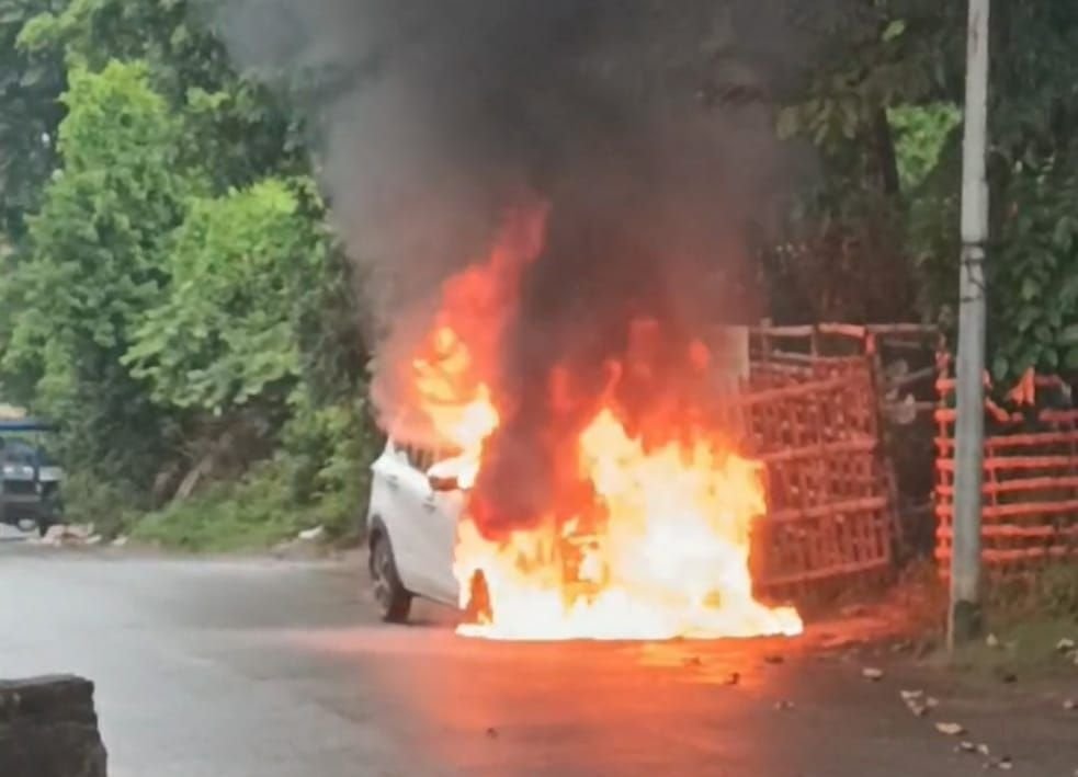 चलती कार मे लगी आग बाल -बाल बची कार मे सवार गर्भवती महिला सहित तीन लोग