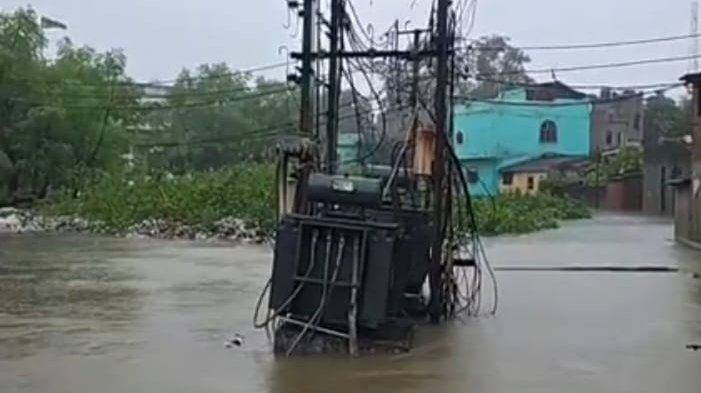 मुसद्दी मोहल्ले में ट्रांसफार्मर डूबने से इलाके में बिजली गुल