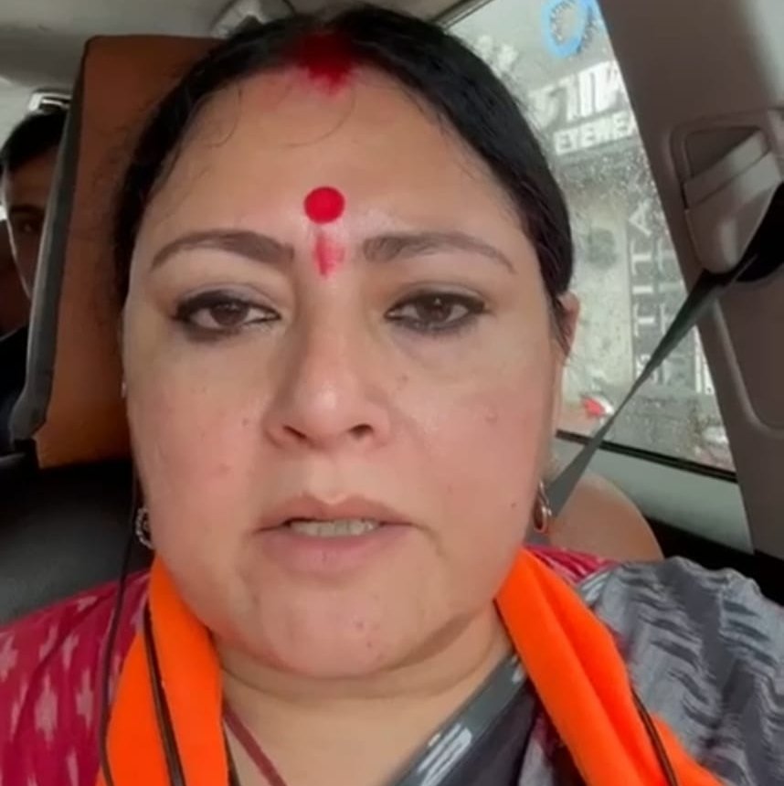 रेलवे मंत्री अश्विनी वैष्णव से बातचीत कर अवैध दुकानों के मालिको के परेशानियों से उन्हें अवगत कराया। अग्निमित्रा पाल ने अनुरोध किया के त्योहारों के मौसम को देखते हुए फिलहाल इन दुकानदारों को न हटाया जाए।