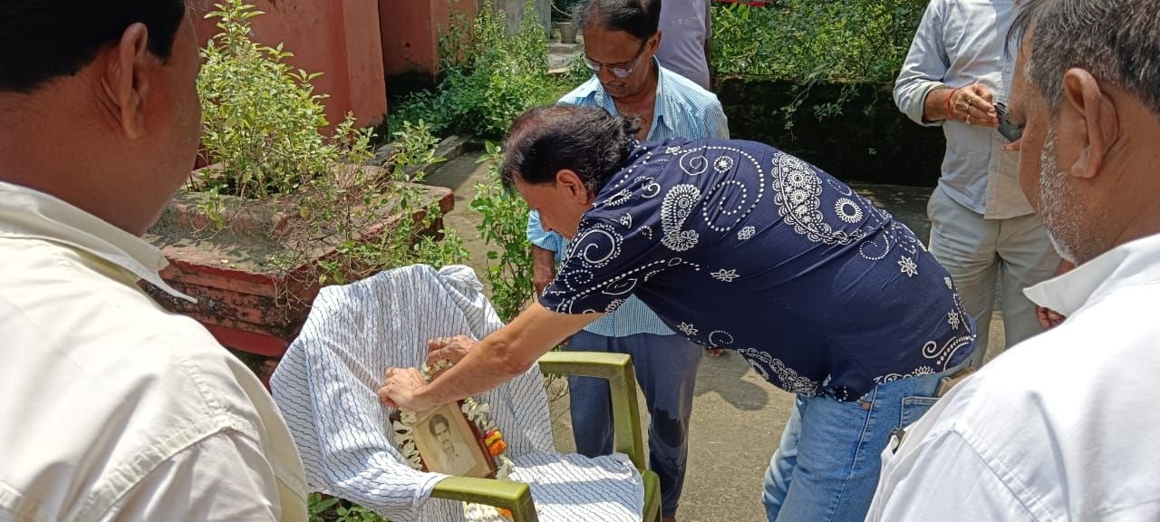 প্রয়াত প্রাক্তন মেয়রের প্রতি শ্রদ্ধা জানান আসানসোলের মেয়র বিধান উপাধ্যায়
