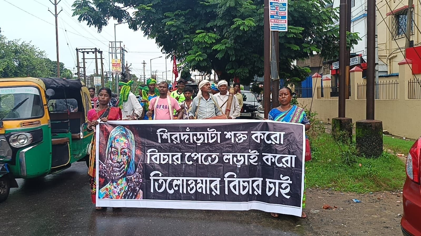 11सूत्री मांगों को लेकर आज आदिवासी व लोक शिल्पी संघ ने दिया डीएम को ज्ञापन