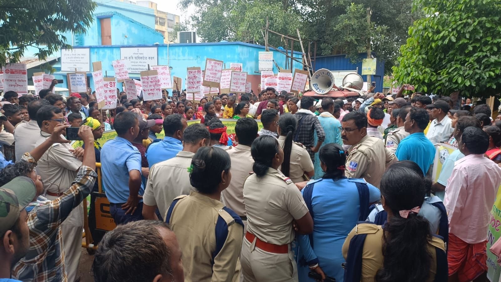 বারো দফা দাবি নিয়ে সালানপুর বিডিও দপ্তরে আদিবাসী সম্প্রদায়ের বিক্ষোভ।