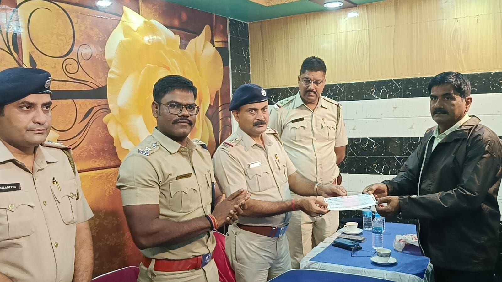 63 पंजीकृत पूजा कमेटियों को सरकारी अनुदान का चेक सौंपा गया