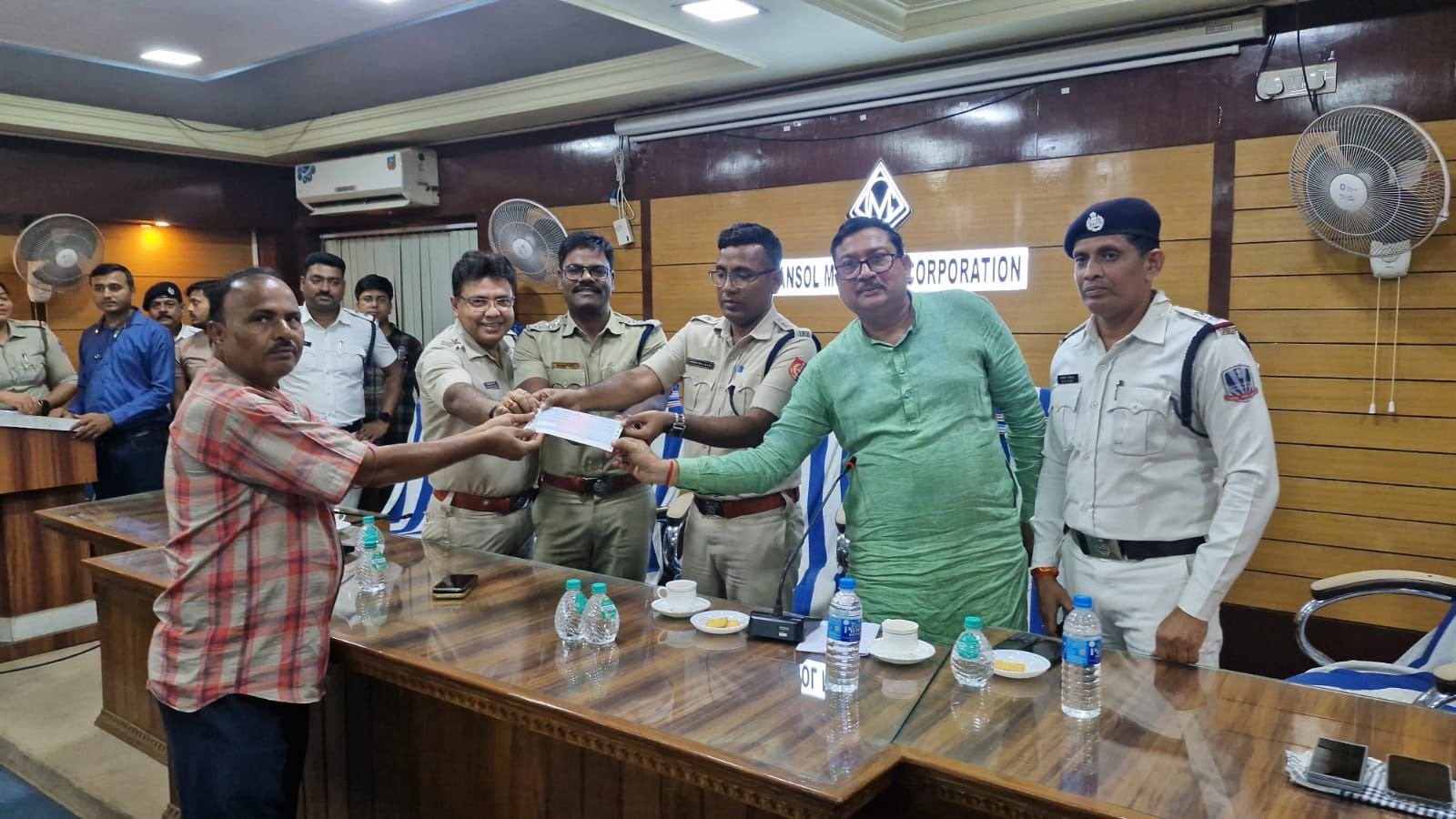 AMC के आलोचना भवन में आसनसोल दक्षिण थाने की तरफ से 124 पंजीकृत पूजा कमेटी को दुर्गा पूजा आयोजन के लिए राज्य सरकार द्वारा दिए जाने वाले अनुदान का चेक प्रदान किया