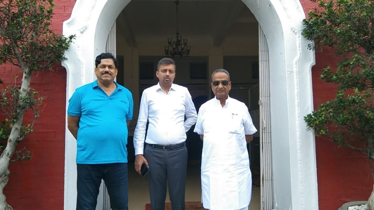 আসানসোল থেকে কলকাতা সহ বিভিন্ন জায়গায় যাবার ট্রেনে স্টপেজের দাবিতে ফসবেকীর পক্ষ থেকে ডিআরএমের সাথে দেখা করলেন।