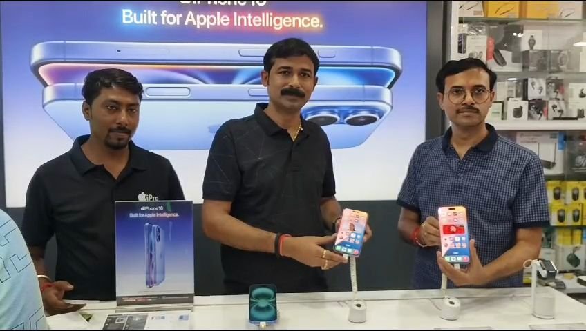 हरिपुर बाजार बरनवाल टेलीकॉम में आई फोन 16 का लांचिंग।