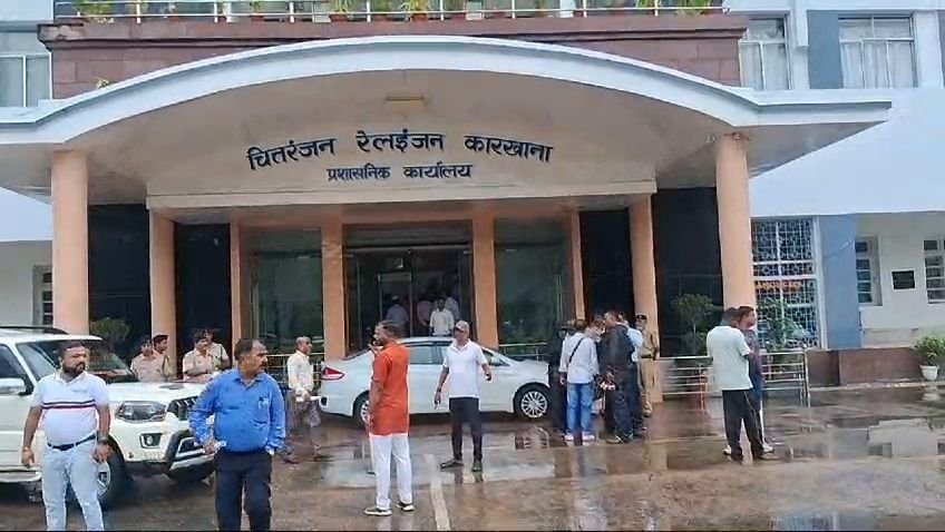 चितरंजन लोकोमोटिव वर्क्स की तरफ से चितरंजन कारखाना इलाके में अवैध रूप से बनी दुकानों को हटाने का अल्टीमेटम दिया गया था