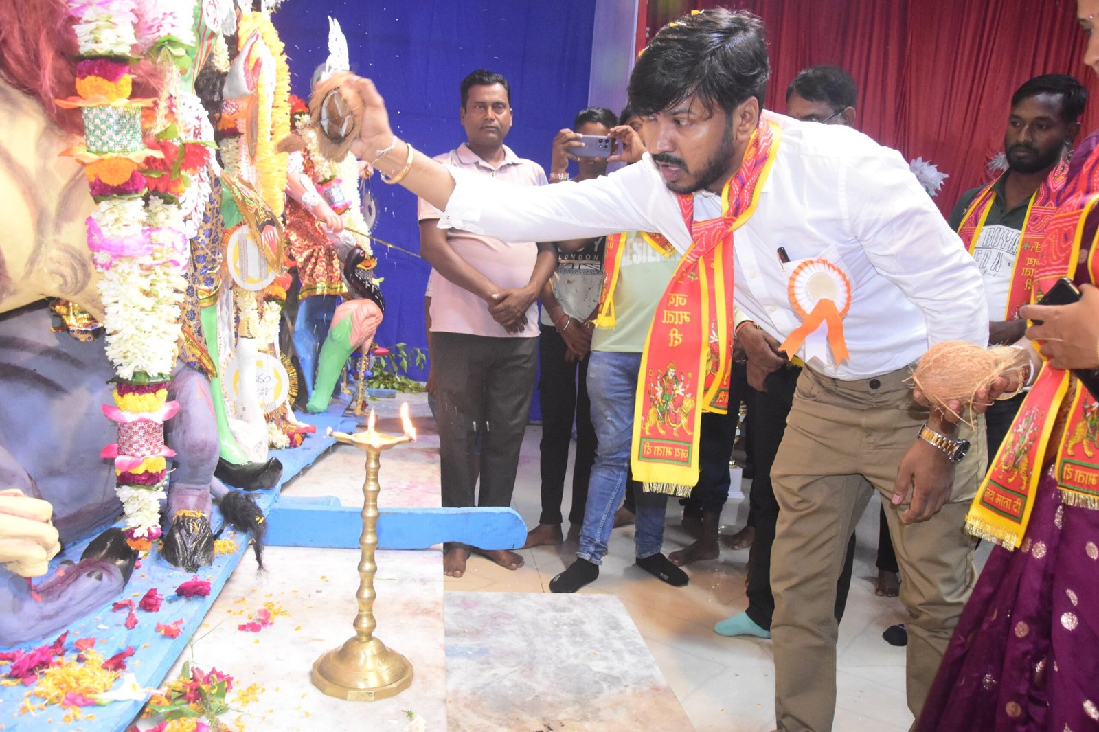रंगारंग कार्यक्रम के बिच तृणमूल पार्षद एवं पूर्व बोरो चेयरमैन ने किया पूजा पंडाल का उद्घाटन