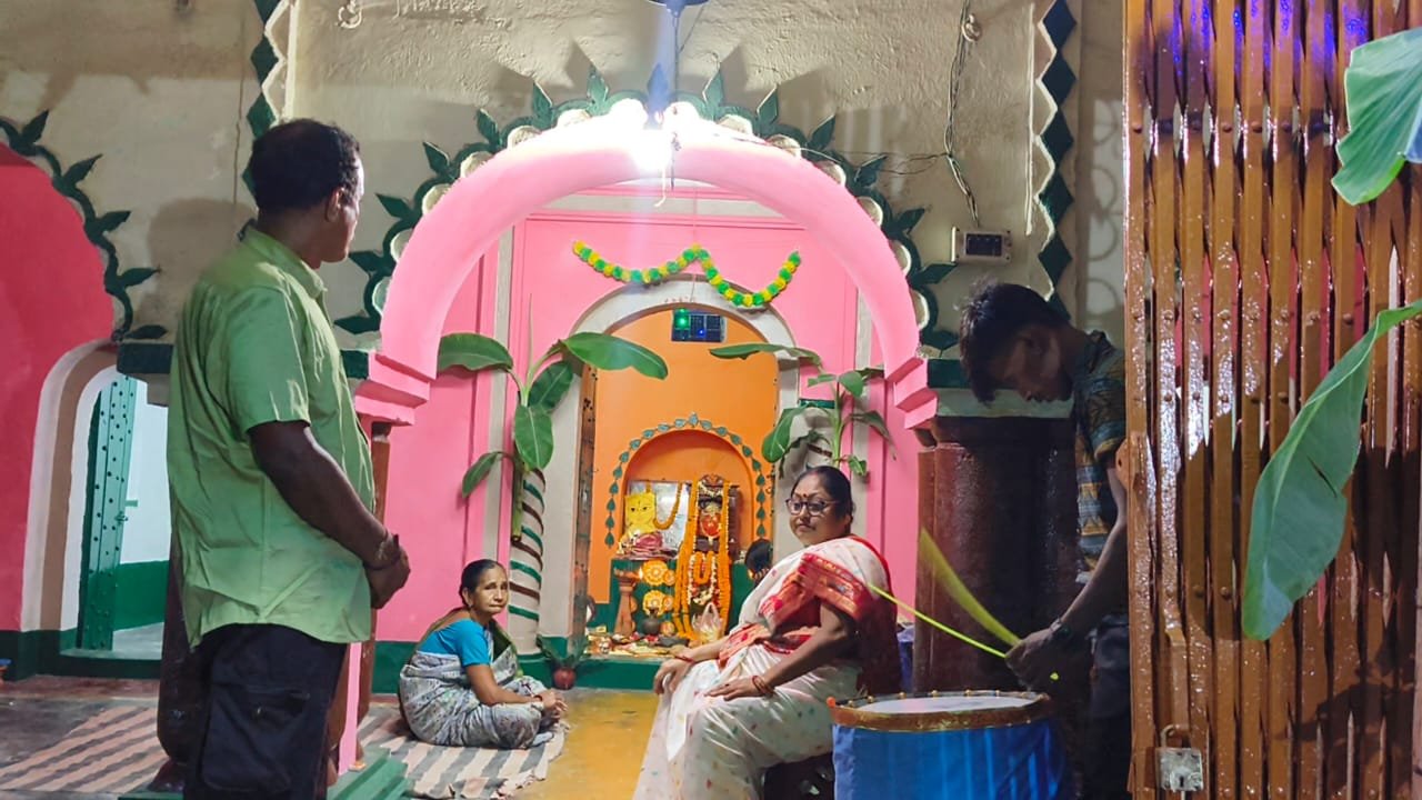 अंडाल ब्लॉक के उखड़ा सुखो पारा में 150 वर्ष प्राचीन मोहोमाया बेदी पूजा का हुआ सुभारम्भ