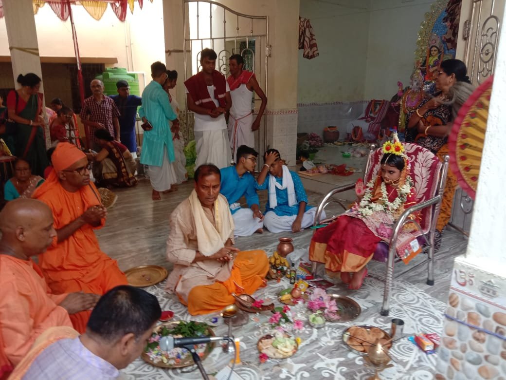প্রতি বছরের মত এবছরও প্রথা মেনে মহা ধুমধামে কুমারী পুজোর আয়োজন করা হয় কাঁকসার দোমড়া রামকৃষ্ণ সেবাশ্রমে