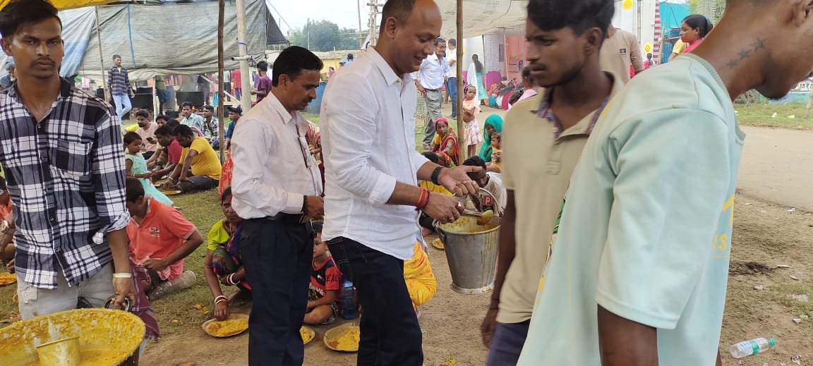 पाण्डेश्वर विधानसभा अंतगर्त बहुला अंचल के प्योर जामबाद सर्बजनिन दुर्गा पूजा कमिटी की और सें खिचड़ी का आयोजन किया गया